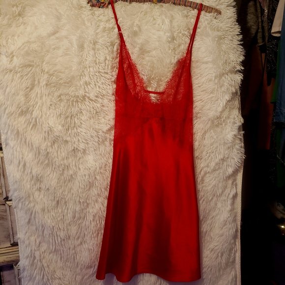 💋 Embrace Seduction! 💋 Victoria's Secret Lace Plunge Slip - Size MED in Red ❤️ - Picture 1 of 4